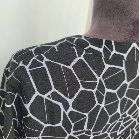 Jennifer Lopes Women’s Top Blouse Animal Print Black White Gold Print V-Neck M - Picture 6 of 16